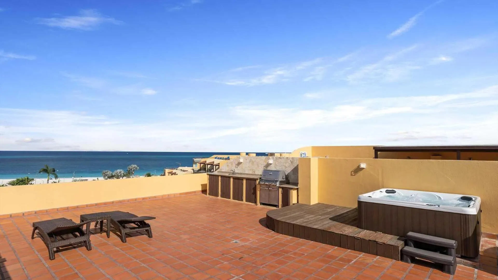 Beachfront - Amber Penthouse 2Br Condo - P512 شاطئ بالم