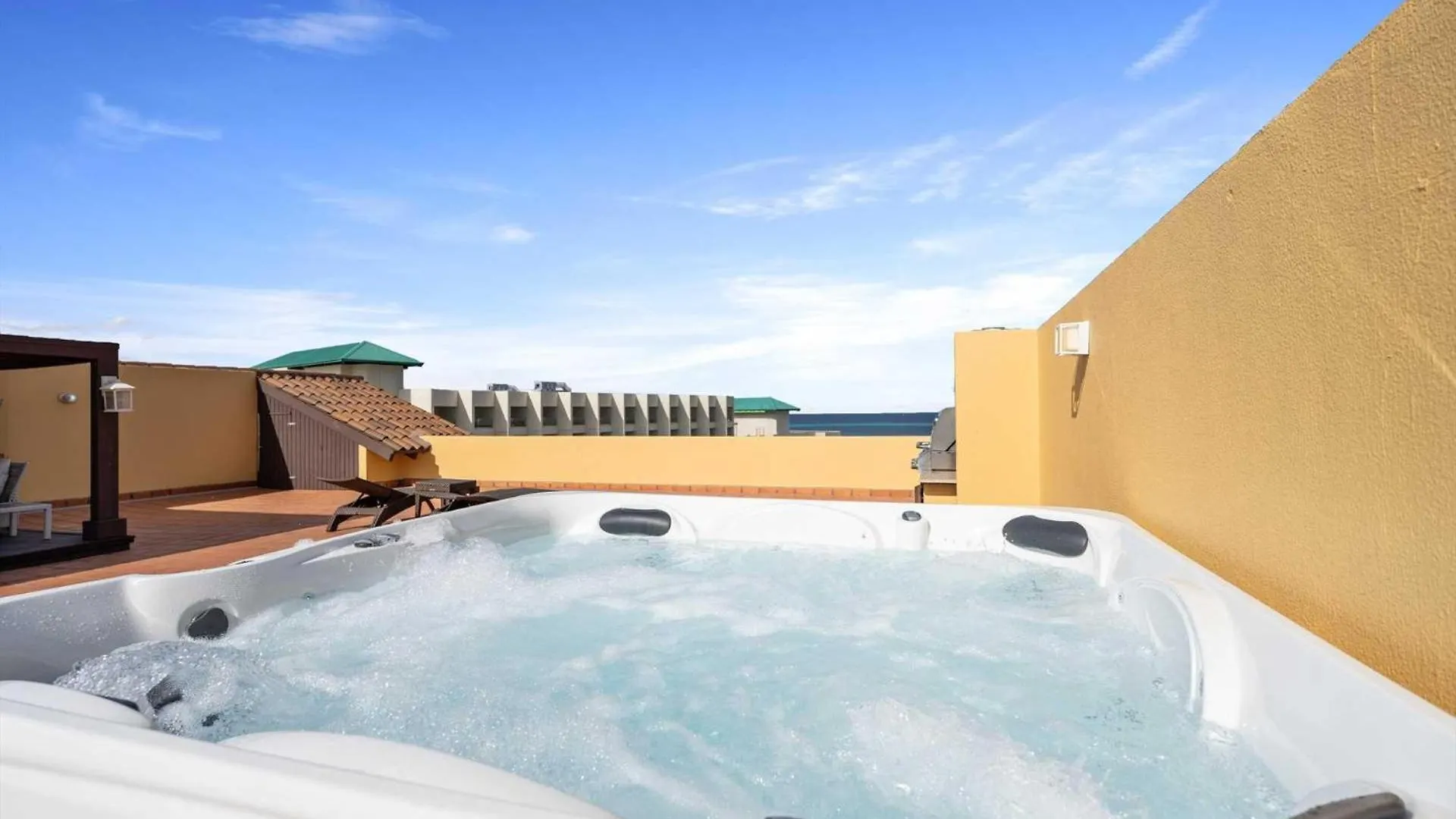 بيت للعطل Beachfront - Amber Penthouse 2Br Condo - P512 شاطئ بالم أروبا